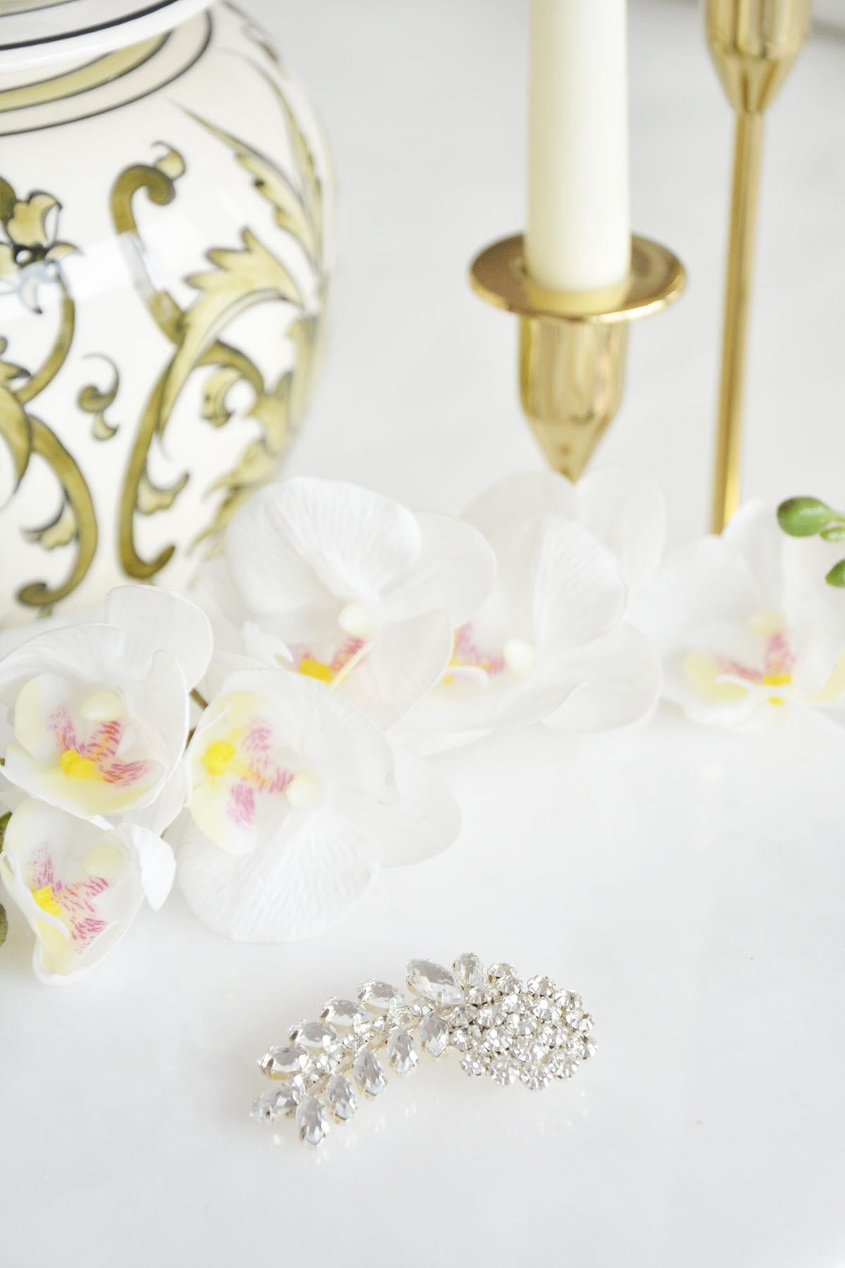 Taşlı Yaprak Desenli Broş