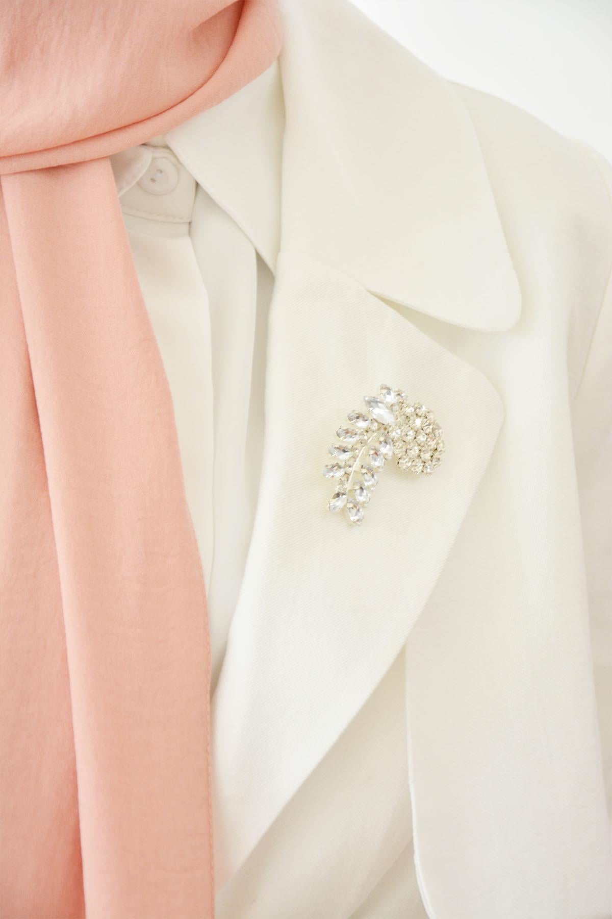 Taşlı Yaprak Desenli Broş